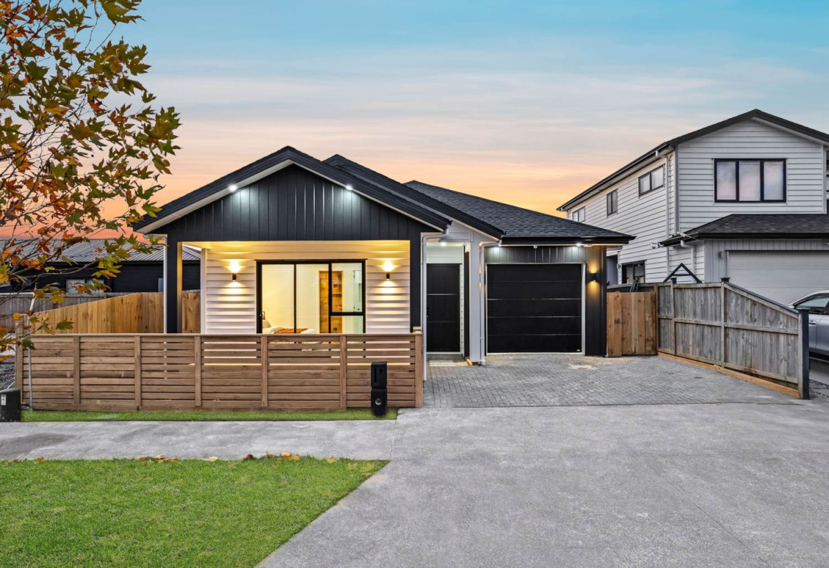 4 beds (2 ensuites) 3 baths house with garage on 325m2 section, close to schools, shops, motorway access, 0.7 km to Ngakoroa School, 9 Kauitara Lane, Karaka, Auckland
