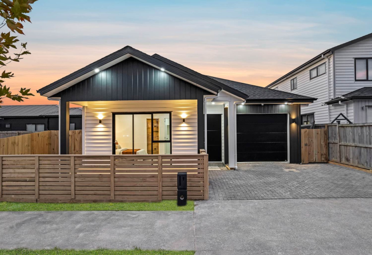 4 beds (2 ensuites) 3 baths house with garage on 325m2 section, close to schools, shops, motorway access, 0.7 km to Ngakoroa School, 9 Kauitara Lane, Karaka, Auckland