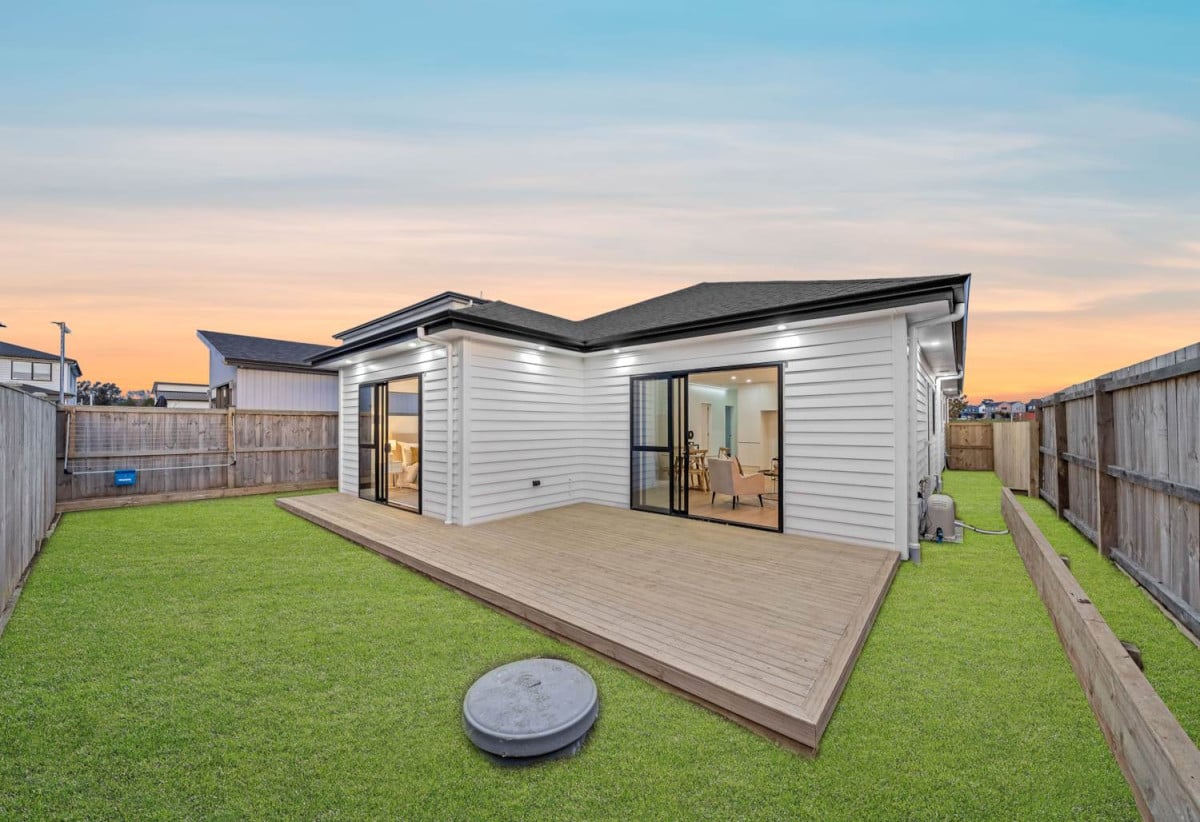 4 beds (2 ensuites) 3 baths house with garage on 325m2 section, close to schools, shops, motorway access, 0.7 km to Ngakoroa School, 9 Kauitara Lane, Karaka, Auckland