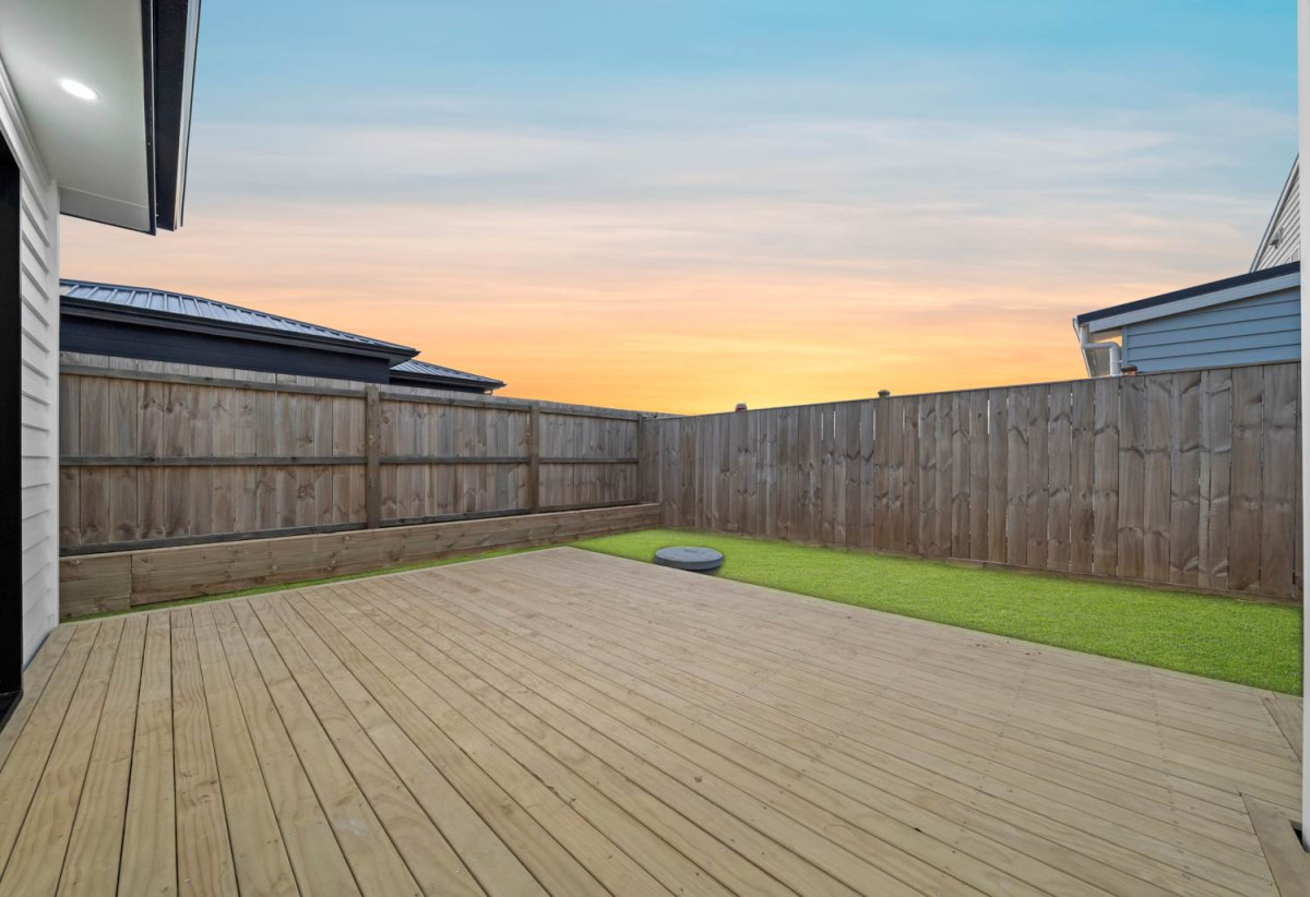 4 beds (2 ensuites) 3 baths house with garage on 325m2 section, close to schools, shops, motorway access, 0.7 km to Ngakoroa School, 9 Kauitara Lane, Karaka, Auckland