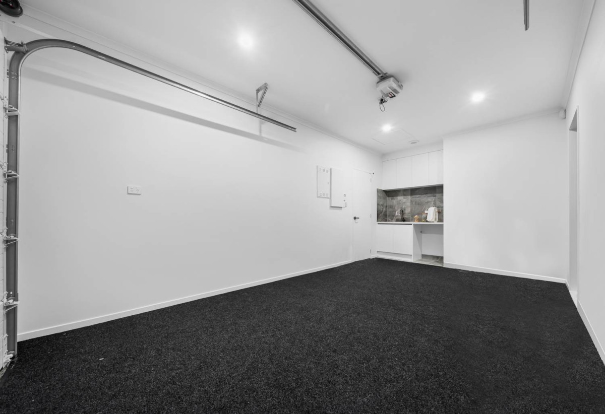4 beds (2 ensuites) 3 baths house with garage on 325m2 section, close to schools, shops, motorway access, 0.7 km to Ngakoroa School, 9 Kauitara Lane, Karaka, Auckland