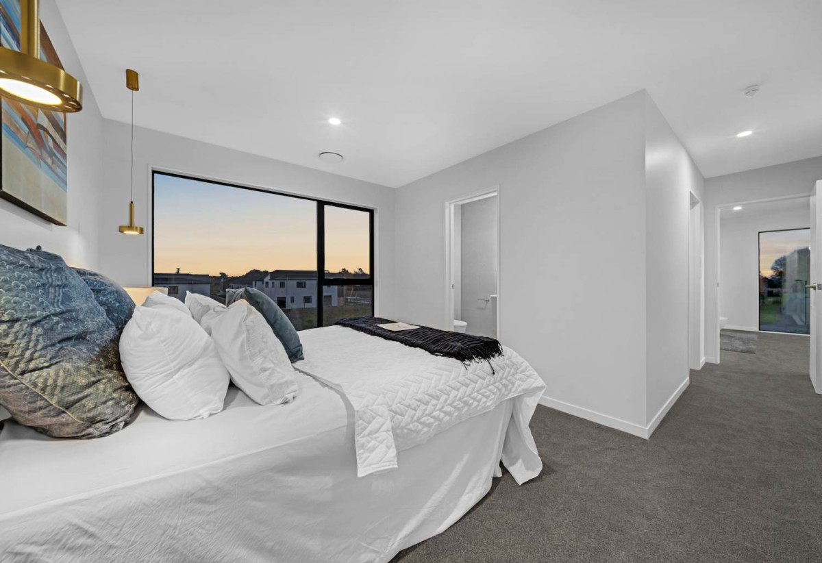 Brandnew 5 beds (2 ensuites) 4 baths house with double garage, close to schools, shops, motorway access, 0.6 km to Hingaia Peninsula School, 26 Hasted Road, Karaka, Auckland