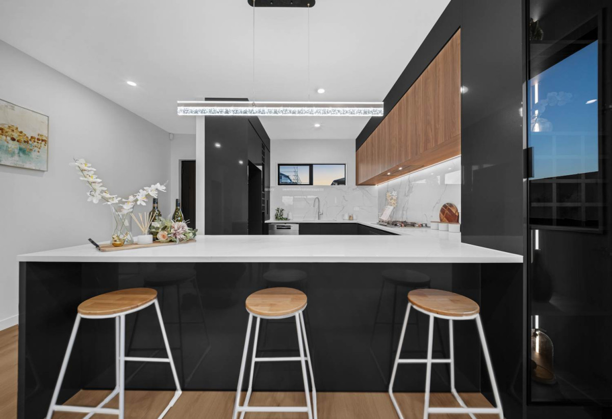 Brandnew 5 beds (2 ensuites) 4 baths house with double garage, close to schools, shops, motorway access, 0.6 km to Hingaia Peninsula School, 26 Hasted Road, Karaka, Auckland