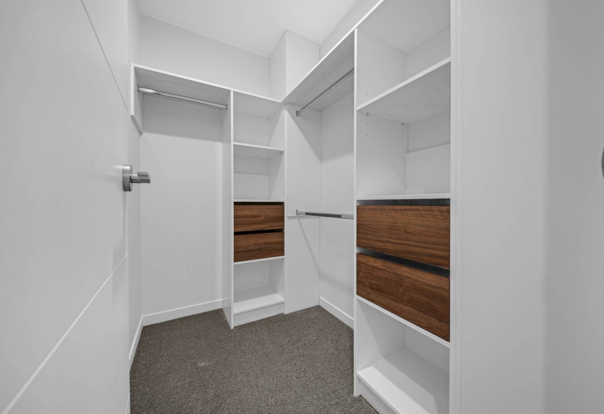 Brandnew 5 beds (2 ensuites) 4 baths house with double garage, close to schools, shops, motorway access, 0.6 km to Hingaia Peninsula School, 26 Hasted Road, Karaka, Auckland