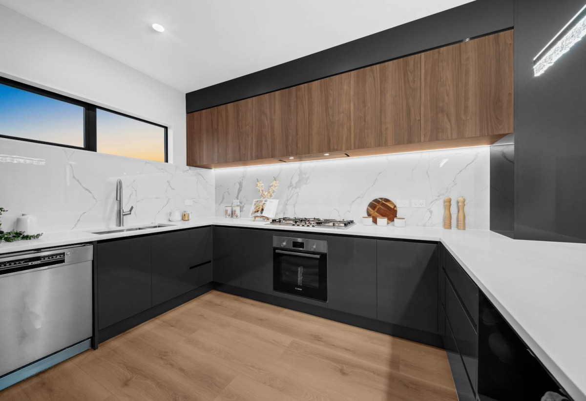 Brandnew 5 beds (2 ensuites) 4 baths house with double garage, close to schools, shops, motorway access, 0.6 km to Hingaia Peninsula School, 26 Hasted Road, Karaka, Auckland