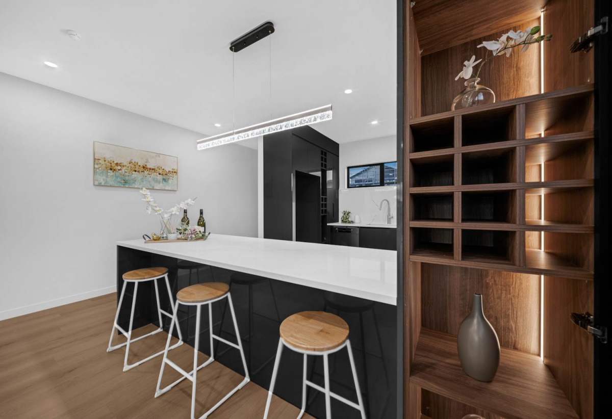 Brandnew 5 beds (2 ensuites) 4 baths house with double garage, close to schools, shops, motorway access, 0.6 km to Hingaia Peninsula School, 26 Hasted Road, Karaka, Auckland