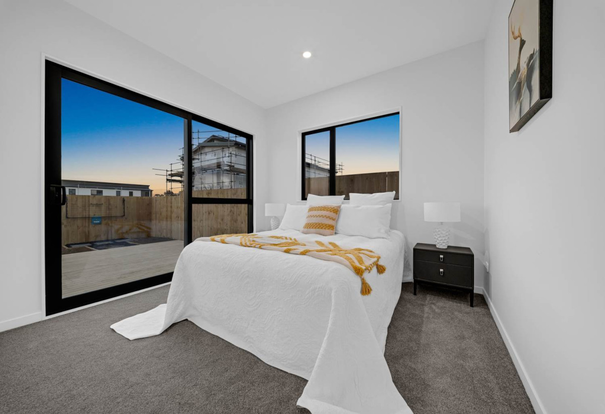 Brandnew 5 beds (2 ensuites) 4 baths house with double garage, close to schools, shops, motorway access, 0.6 km to Hingaia Peninsula School, 26 Hasted Road, Karaka, Auckland