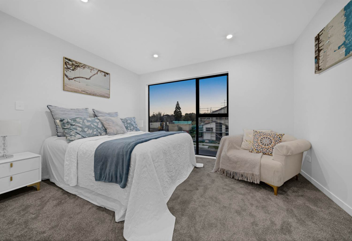 Brandnew 5 beds (2 ensuites) 4 baths house with double garage, close to schools, shops, motorway access, 0.6 km to Hingaia Peninsula School, 26 Hasted Road, Karaka, Auckland