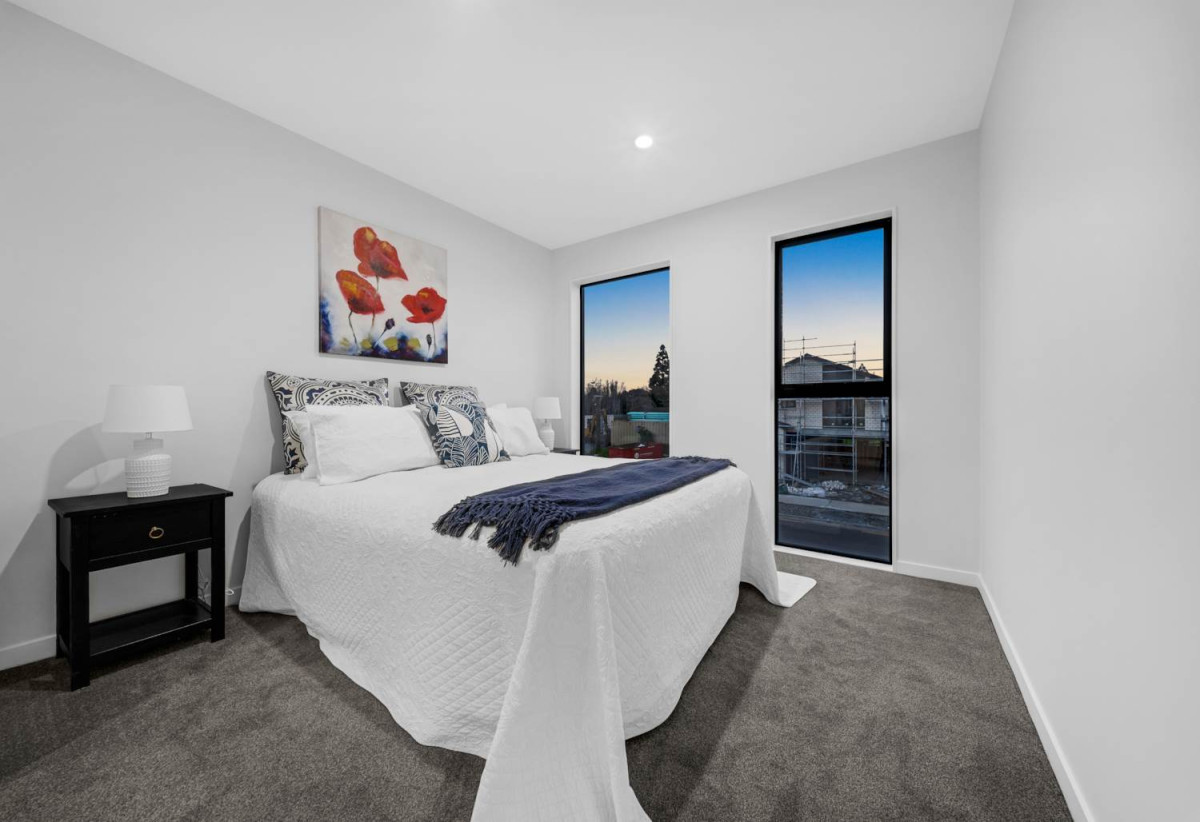 Brandnew 5 beds (2 ensuites) 4 baths house with double garage, close to schools, shops, motorway access, 0.6 km to Hingaia Peninsula School, 26 Hasted Road, Karaka, Auckland