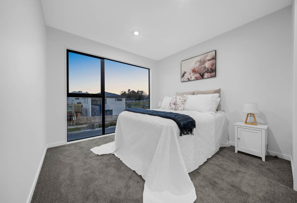 Brandnew 5 beds (2 ensuites) 4 baths house with double garage, close to schools, shops, motorway access, 0.6 km to Hingaia Peninsula School, 26 Hasted Road, Karaka, Auckland