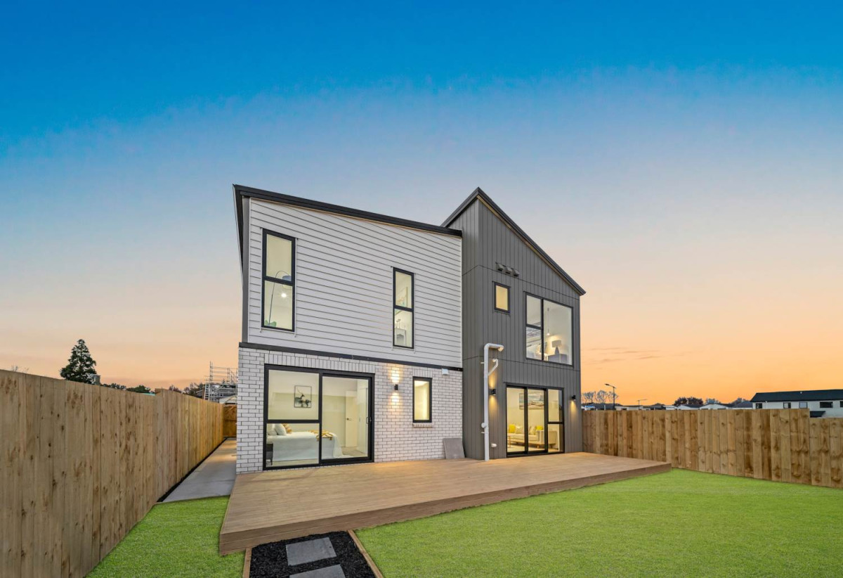 Brandnew 5 beds (2 ensuites) 4 baths house with double garage, close to schools, shops, motorway access, 0.6 km to Hingaia Peninsula School, 26 Hasted Road, Karaka, Auckland