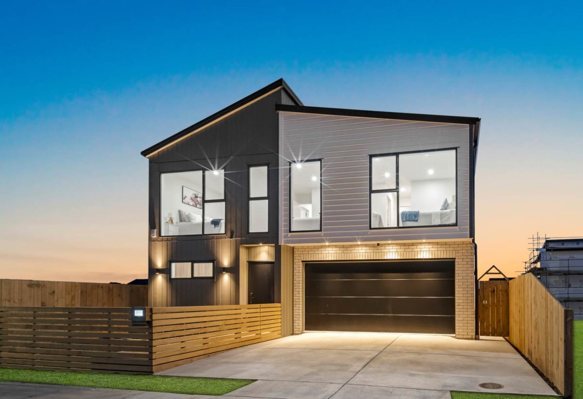 Brandnew 5 beds (2 ensuites) 4 baths house with double garage, close to schools, shops, motorway access, 0.6 km to Hingaia Peninsula School, 26 Hasted Road, Karaka, Auckland