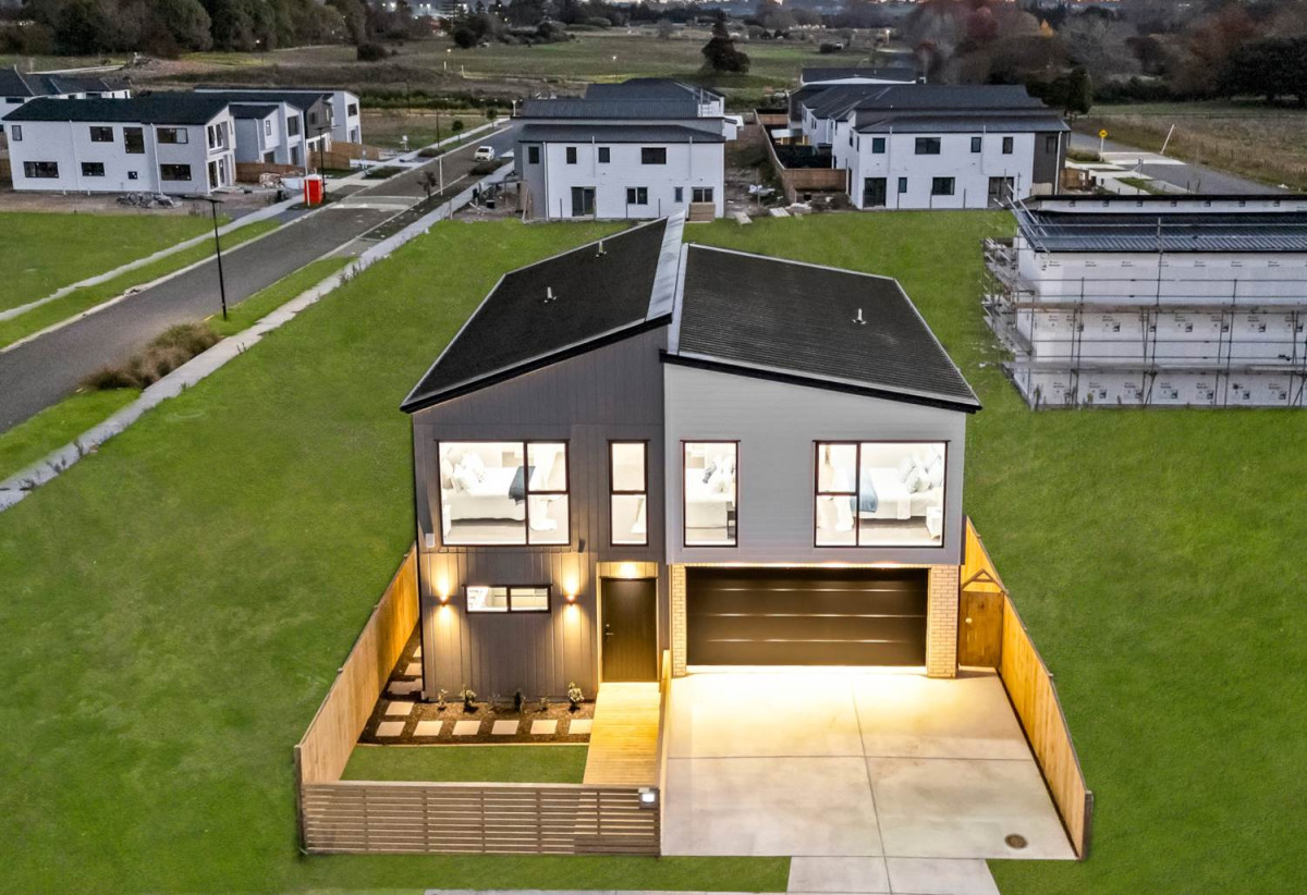 Brandnew 5 beds (2 ensuites) 4 baths house with double garage, close to schools, shops, motorway access, 0.6 km to Hingaia Peninsula School, 26 Hasted Road, Karaka, Auckland