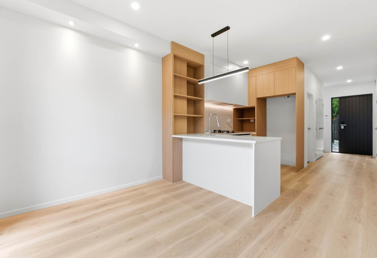 Brandnew standalone 4 beds 2.5 baths home with garage . minutes to schools, the picturesque Lloyd Elsmore Park, and the esteemed Pakuranga Golf Course. shopping centres, 1 km to Howick Intermediate, 1.4 km to Pakuranga College, Lot 2/88 Bradbury Road, Highland Park, Auckland