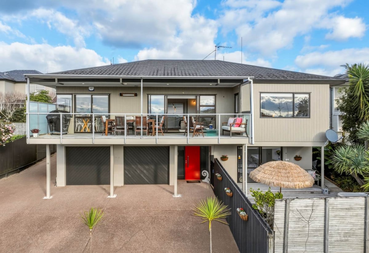 Rangitoto College zone, 4 beds +study room 2 baths house with double garage, 2 beds 1 bath ground floor, close to beach, shops, schools, 0.3 km to Browns Bay School, 1B Beechwood Road, Rothesay Bay, Auckland