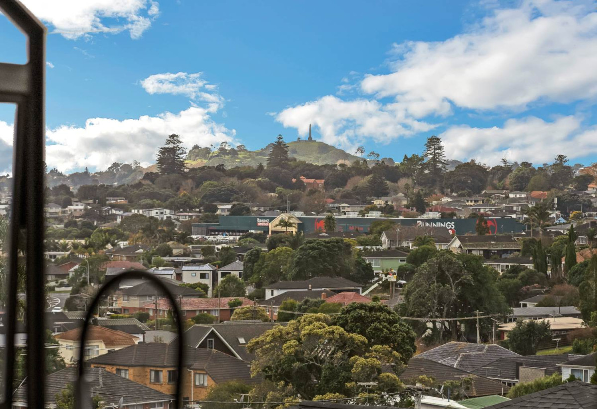 Mt Roskill Grammar zone, 226m2 4 beds 3 baths house with double garage on 338m2 section, just a short stroll from the Keith Hay Park swimming pool complex and all the sporting amenities, close to schools, shops, motorway access, 0.5 km to Hay Park School, 52A Oakdale Road, Mt Roskill, Auckland