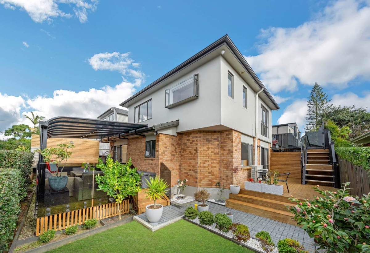 Mt Roskill Grammar zone, 226m2 4 beds 3 baths house with double garage on 338m2 section, just a short stroll from the Keith Hay Park swimming pool complex and all the sporting amenities, close to schools, shops, motorway access, 0.5 km to Hay Park School, 52A Oakdale Road, Mt Roskill, Auckland