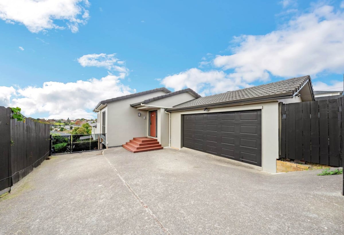 Mt Roskill Grammar zone, 226m2 4 beds 3 baths house with double garage on 338m2 section, just a short stroll from the Keith Hay Park swimming pool complex and all the sporting amenities, close to schools, shops, motorway access, 0.5 km to Hay Park School, 52A Oakdale Road, Mt Roskill, Auckland