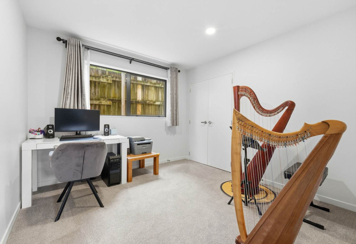 Next to Hillcrest Reserve, 4 beds 2.5 baths house with garage on 315m2 section, within walking distance to nearby schools and local shopping, easy motorway access, 0.4 km to Sunnybrae Normal School, 0.9 km to Northcote Intermediate School and Willow Park School, 49A Hillcrest Avenue, Hillcrest, Auckland