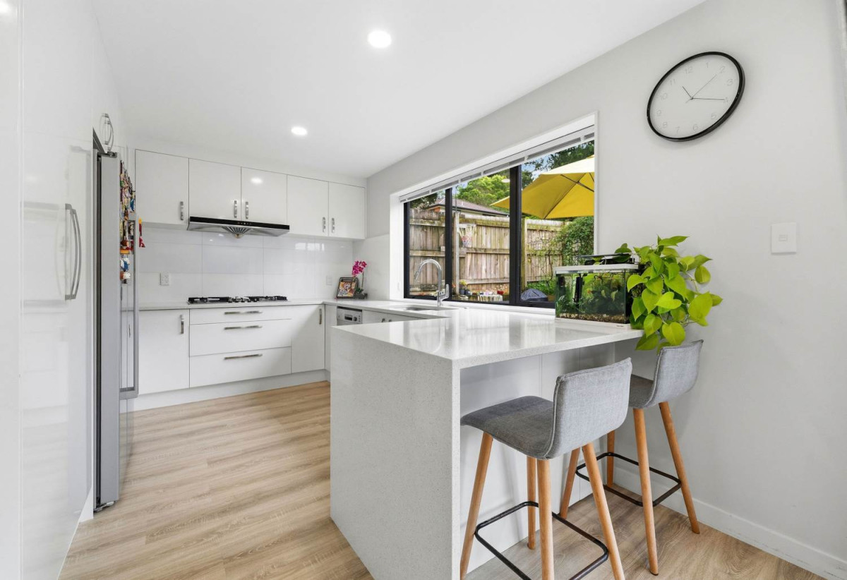 Next to Hillcrest Reserve, 4 beds 2.5 baths house with garage on 315m2 section, within walking distance to nearby schools and local shopping, easy motorway access, 0.4 km to Sunnybrae Normal School, 0.9 km to Northcote Intermediate School and Willow Park School, 49A Hillcrest Avenue, Hillcrest, Auckland