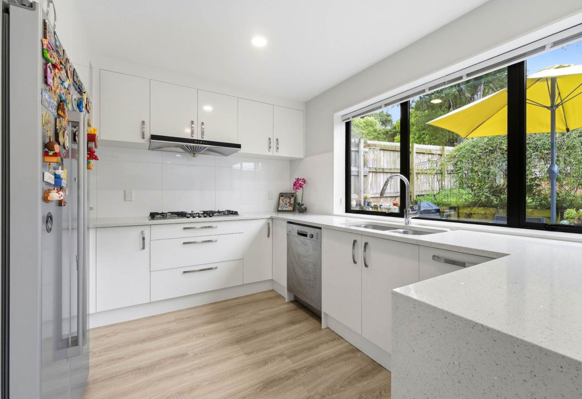Next to Hillcrest Reserve, 4 beds 2.5 baths house with garage on 315m2 section, within walking distance to nearby schools and local shopping, easy motorway access, 0.4 km to Sunnybrae Normal School, 0.9 km to Northcote Intermediate School and Willow Park School, 49A Hillcrest Avenue, Hillcrest, Auckland