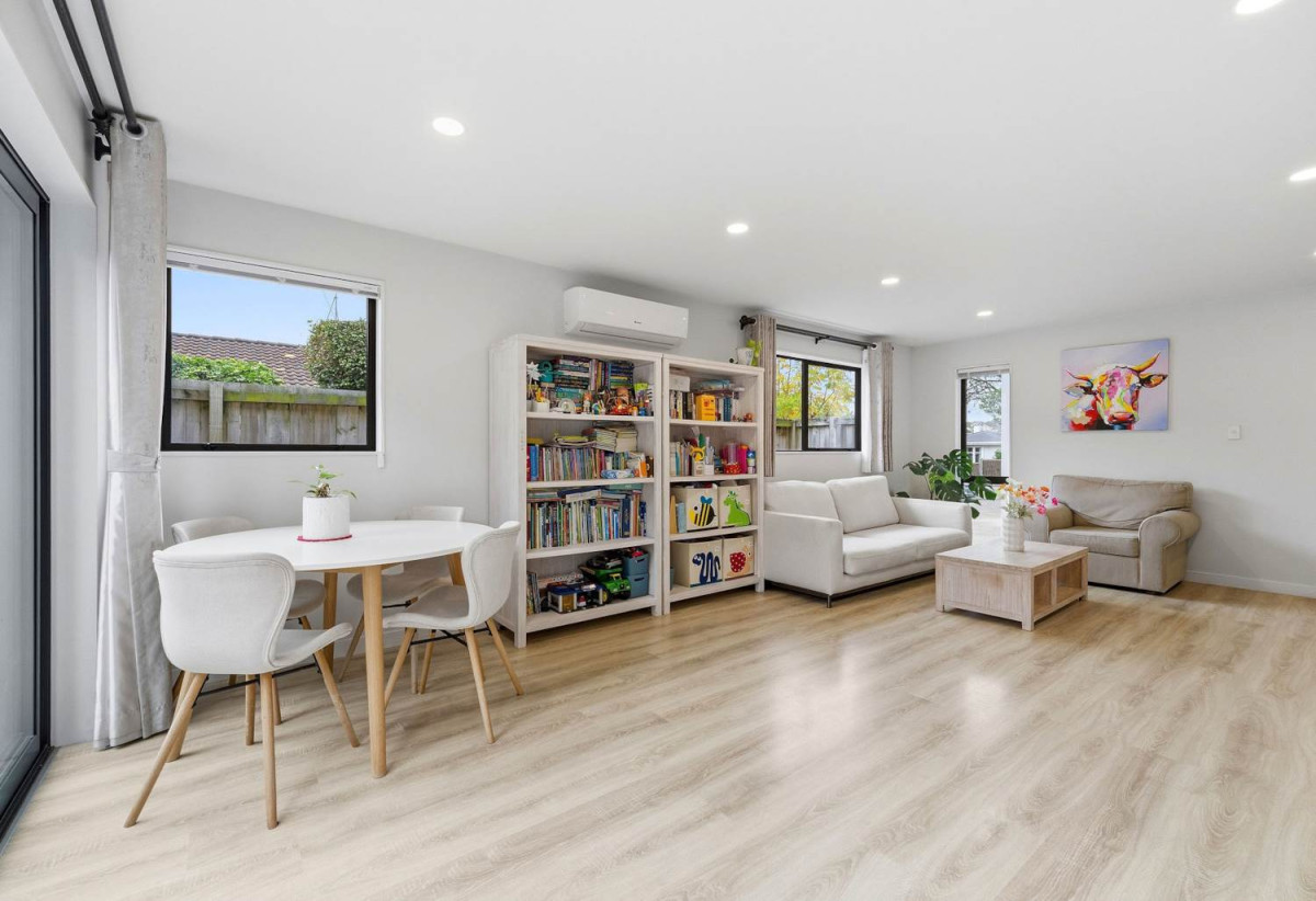 Next to Hillcrest Reserve, 4 beds 2.5 baths house with garage on 315m2 section, within walking distance to nearby schools and local shopping, easy motorway access, 0.4 km to Sunnybrae Normal School, 0.9 km to Northcote Intermediate School and Willow Park School, 49A Hillcrest Avenue, Hillcrest, Auckland