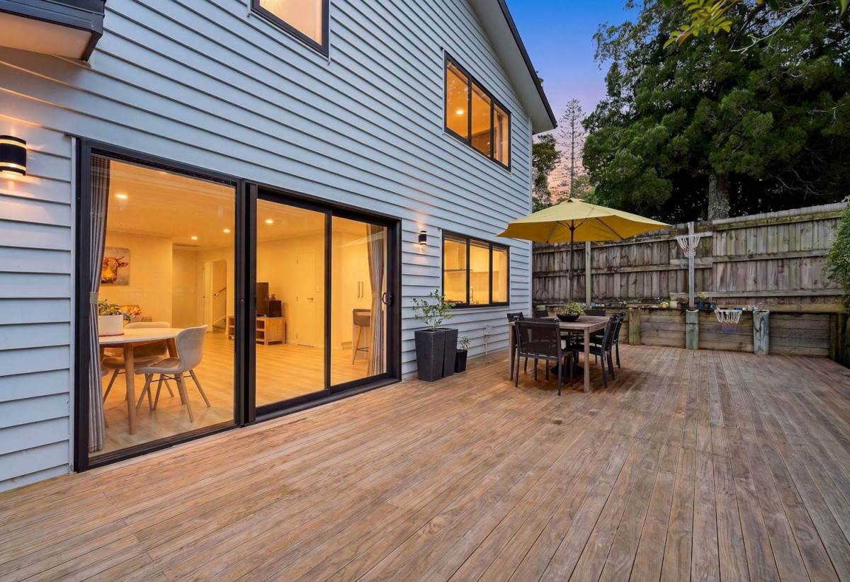 Next to Hillcrest Reserve, 4 beds 2.5 baths house with garage on 315m2 section, within walking distance to nearby schools and local shopping, easy motorway access, 0.4 km to Sunnybrae Normal School, 0.9 km to Northcote Intermediate School and Willow Park School, 49A Hillcrest Avenue, Hillcrest, Auckland