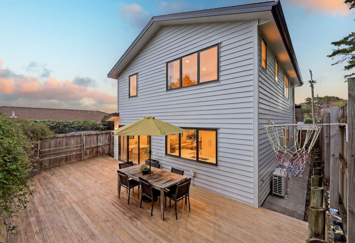 Next to Hillcrest Reserve, 4 beds 2.5 baths house with garage on 315m2 section, within walking distance to nearby schools and local shopping, easy motorway access, 0.4 km to Sunnybrae Normal School, 0.9 km to Northcote Intermediate School and Willow Park School, 49A Hillcrest Avenue, Hillcrest, Auckland