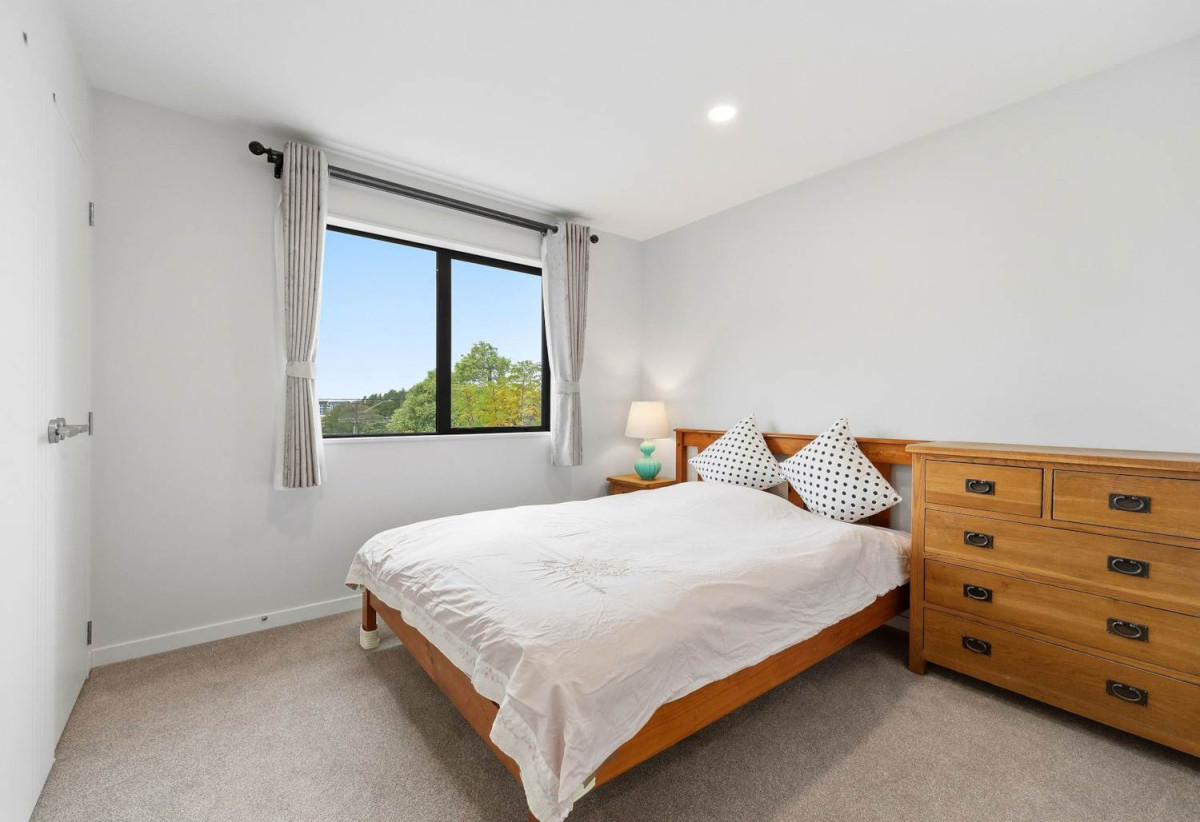 Next to Hillcrest Reserve, 4 beds 2.5 baths house with garage on 315m2 section, within walking distance to nearby schools and local shopping, easy motorway access, 0.4 km to Sunnybrae Normal School, 0.9 km to Northcote Intermediate School and Willow Park School, 49A Hillcrest Avenue, Hillcrest, Auckland