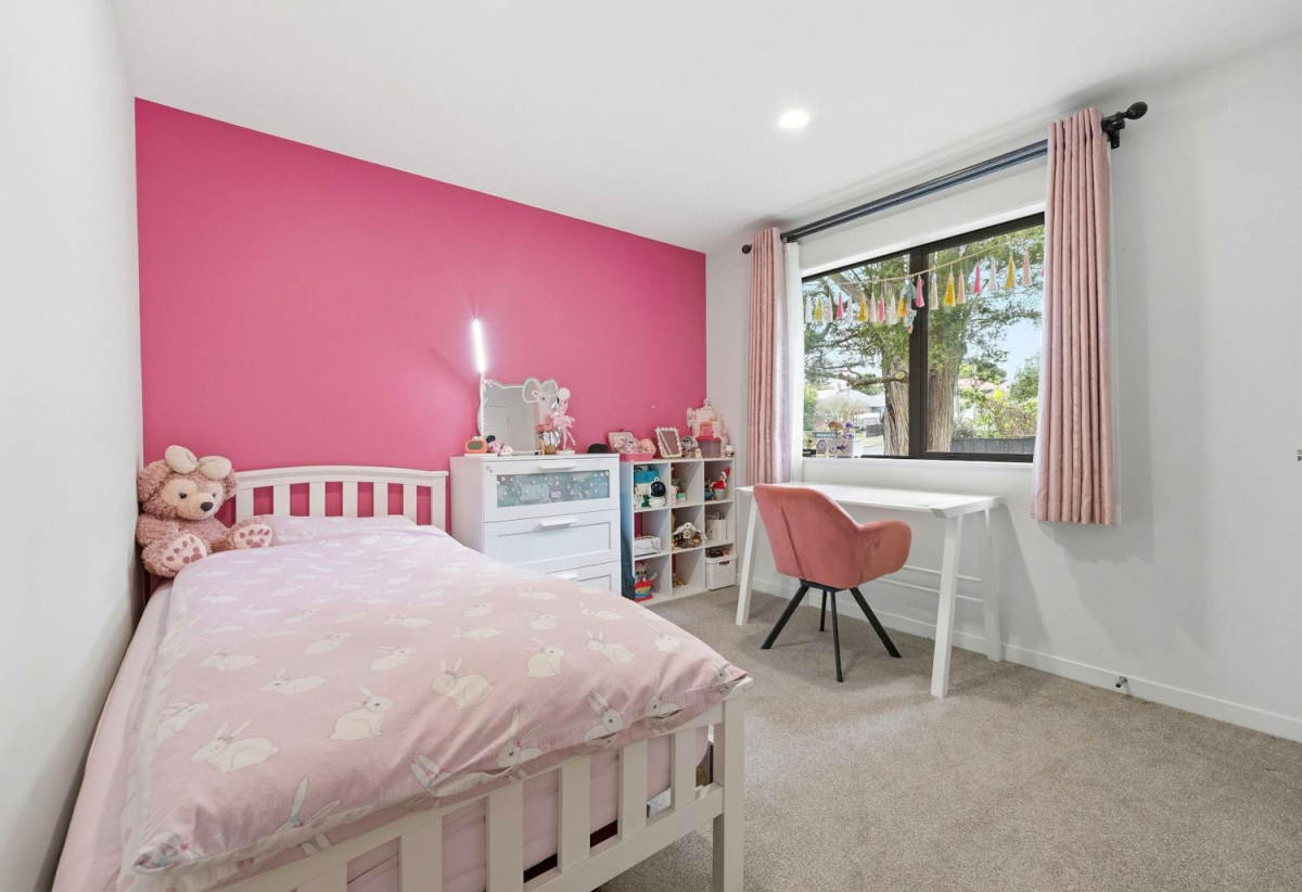 Next to Hillcrest Reserve, 4 beds 2.5 baths house with garage on 315m2 section, within walking distance to nearby schools and local shopping, easy motorway access, 0.4 km to Sunnybrae Normal School, 0.9 km to Northcote Intermediate School and Willow Park School, 49A Hillcrest Avenue, Hillcrest, Auckland