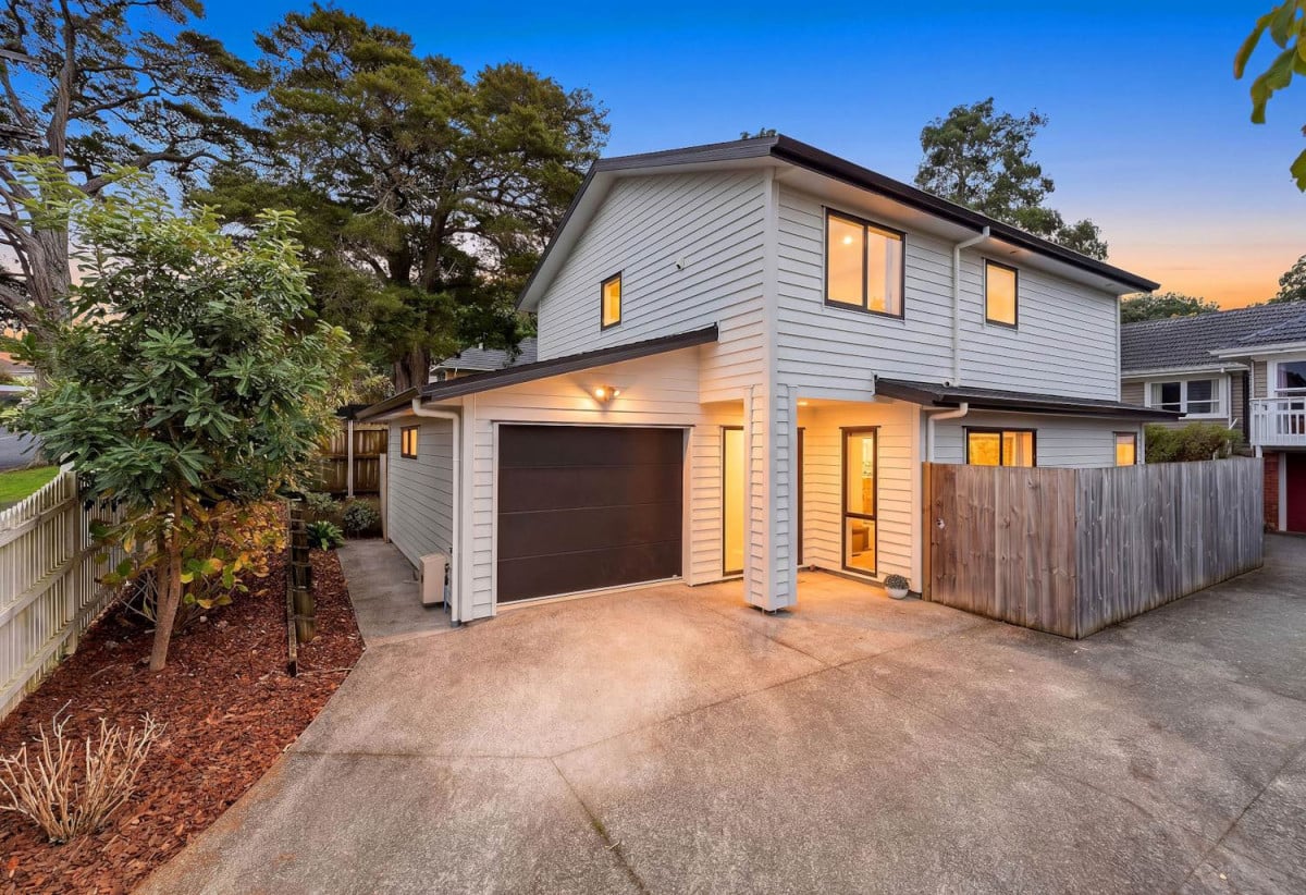 Next to Hillcrest Reserve, 4 beds 2.5 baths house with garage on 315m2 section, within walking distance to nearby schools and local shopping, easy motorway access, 0.4 km to Sunnybrae Normal School, 0.9 km to Northcote Intermediate School and Willow Park School, 49A Hillcrest Avenue, Hillcrest, Auckland