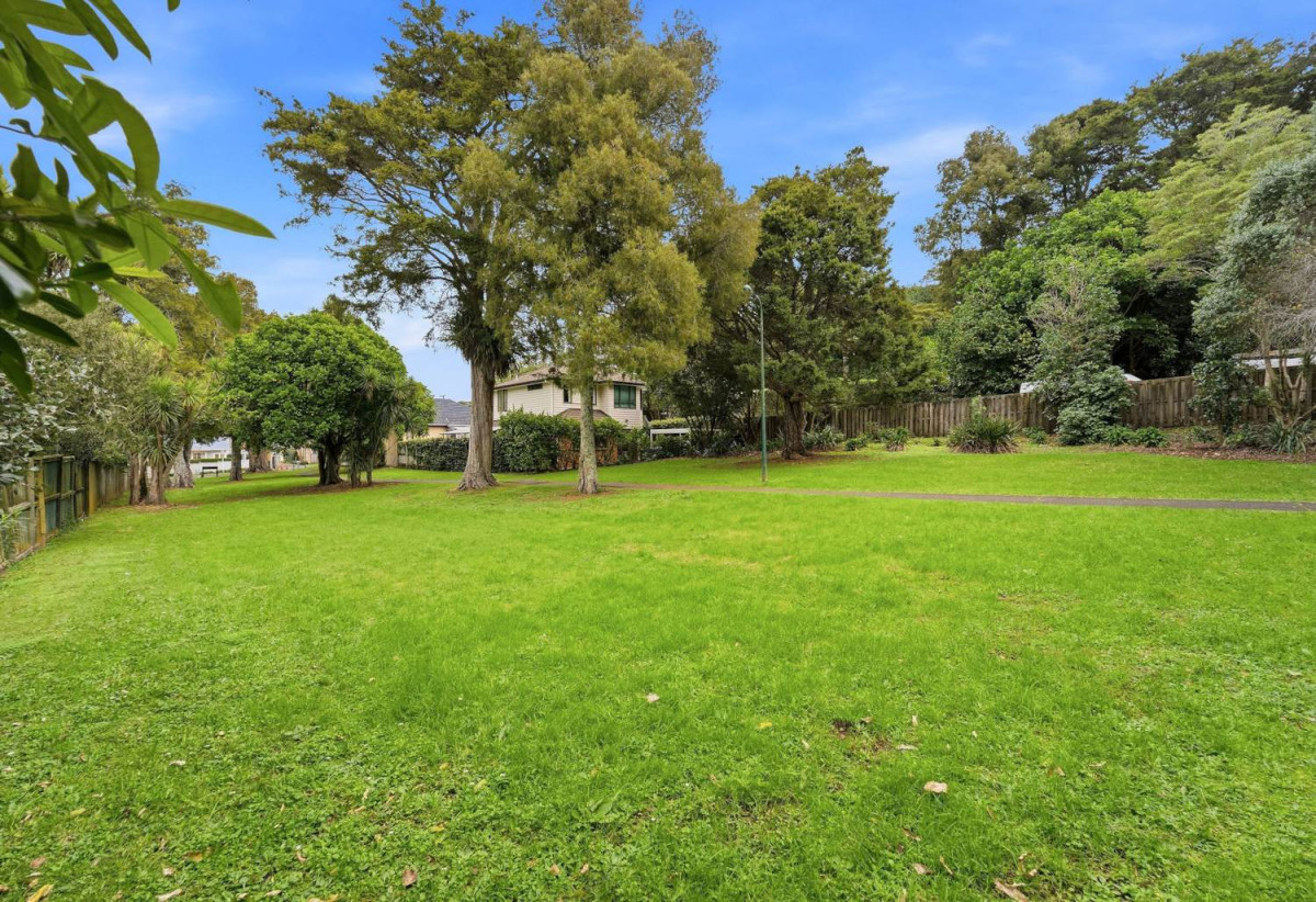 Next to Hillcrest Reserve, 4 beds 2.5 baths house with garage on 315m2 section, within walking distance to nearby schools and local shopping, easy motorway access, 0.4 km to Sunnybrae Normal School, 0.9 km to Northcote Intermediate School and Willow Park School, 49A Hillcrest Avenue, Hillcrest, Auckland