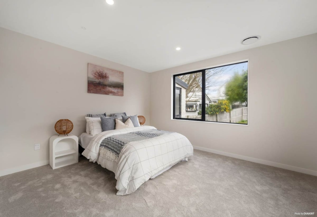 Brandnew standalone 4 beds ( 2 ensuites) 3.5 baths house with oversized double garage, central air conditioning, within easy reach of quality schools, shopping centres, parks, golf club, 9 Awa Crescent, St Johns, Auckland
