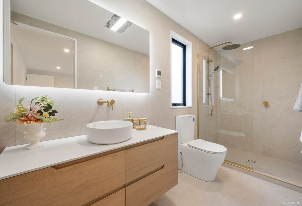 Brandnew standalone 4 beds ( 2 ensuites) 3.5 baths house with oversized double garage, central air conditioning, within easy reach of quality schools, shopping centres, parks, golf club, 9 Awa Crescent, St Johns, Auckland