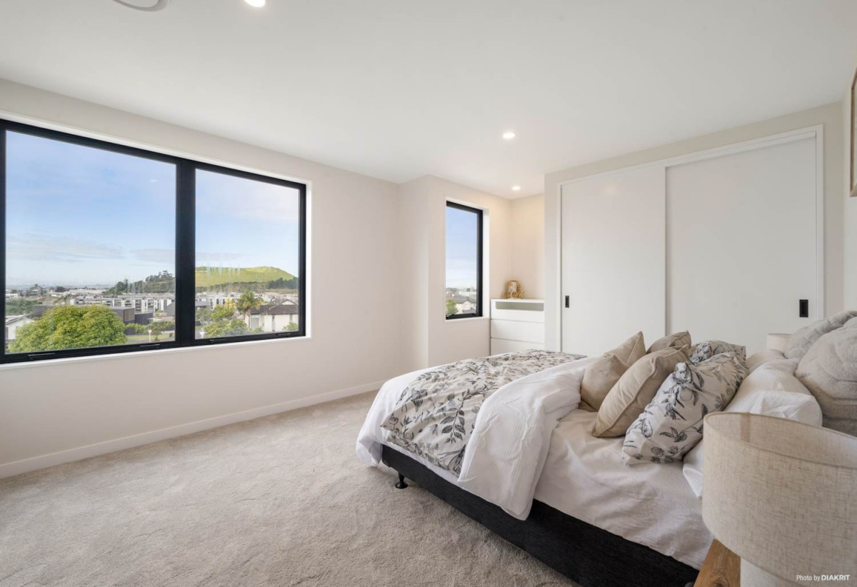 Brandnew standalone 4 beds ( 2 ensuites) 3.5 baths house with oversized double garage, central air conditioning, within easy reach of quality schools, shopping centres, parks, golf club, 9 Awa Crescent, St Johns, Auckland