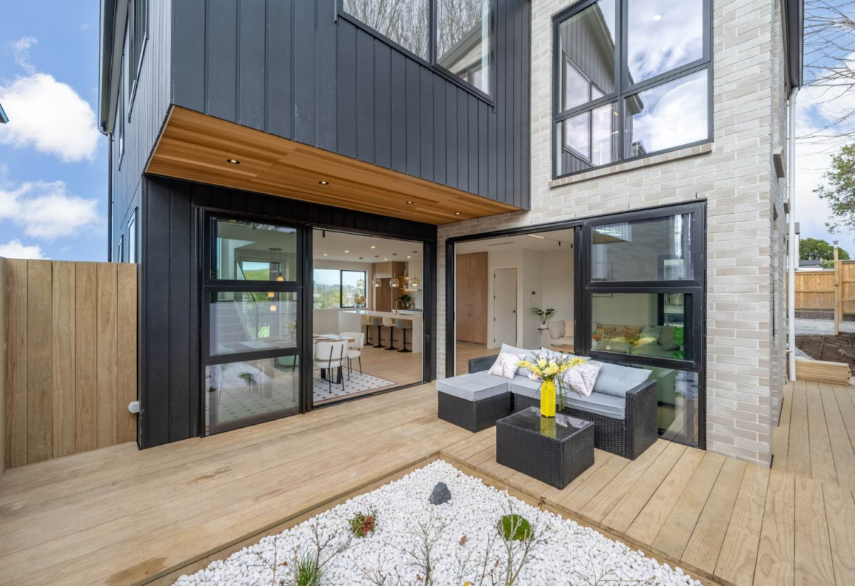 Brandnew standalone 4 beds ( 2 ensuites) 3.5 baths house with oversized double garage, central air conditioning, within easy reach of quality schools, shopping centres, parks, golf club, 9 Awa Crescent, St Johns, Auckland
