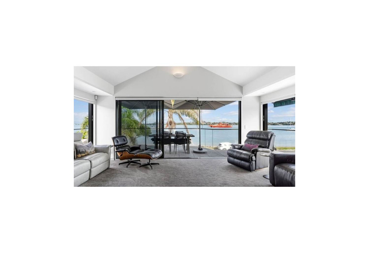 Macleans College zone, 4 beds 3 baths house with double garage and backyard parking space, Waterfront living, 0.8 km to Bucklands Beach Primary School, 2.4 km to Bucklands Beach Intermediate, 2.5 km to Macleans College, 14 The Parade, Bucklands Beach, Auckland