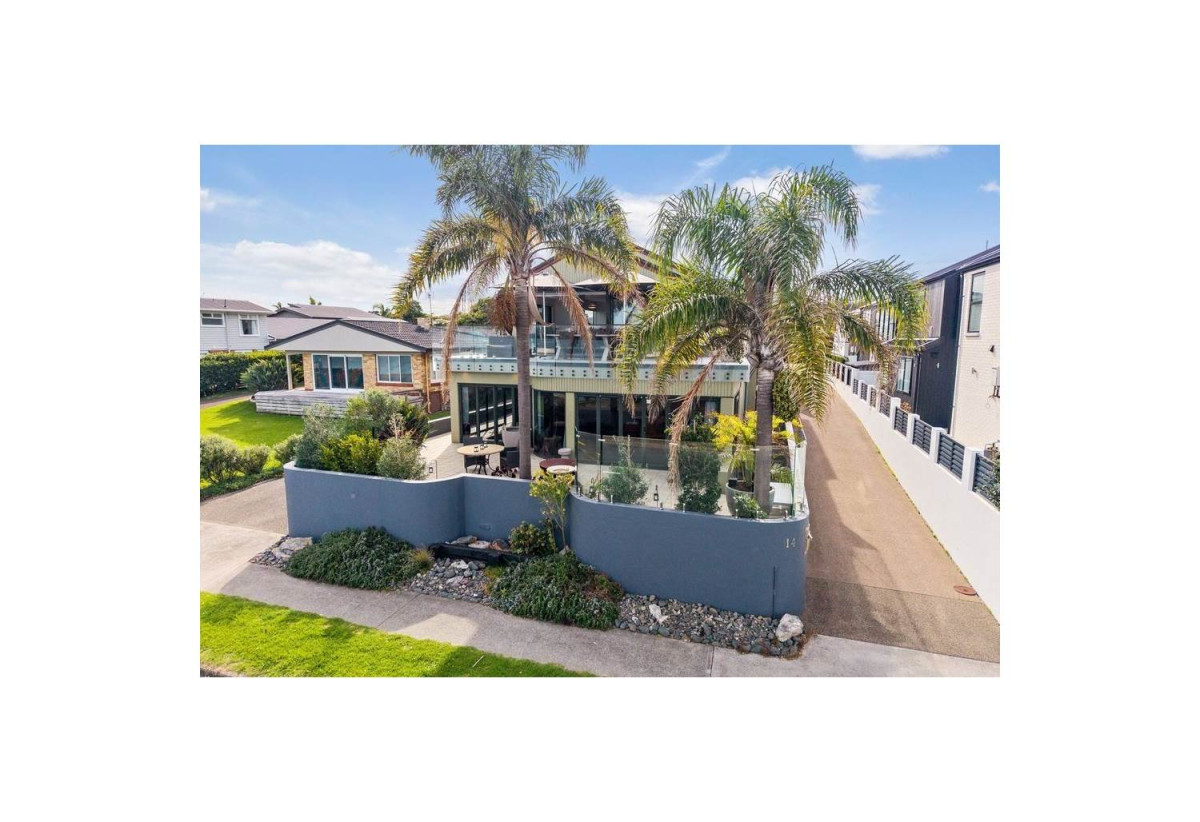 Macleans College zone, 4 beds 3 baths house with double garage and backyard parking space, Waterfront living, 0.8 km to Bucklands Beach Primary School, 2.4 km to Bucklands Beach Intermediate, 2.5 km to Macleans College, 14 The Parade, Bucklands Beach, Auckland