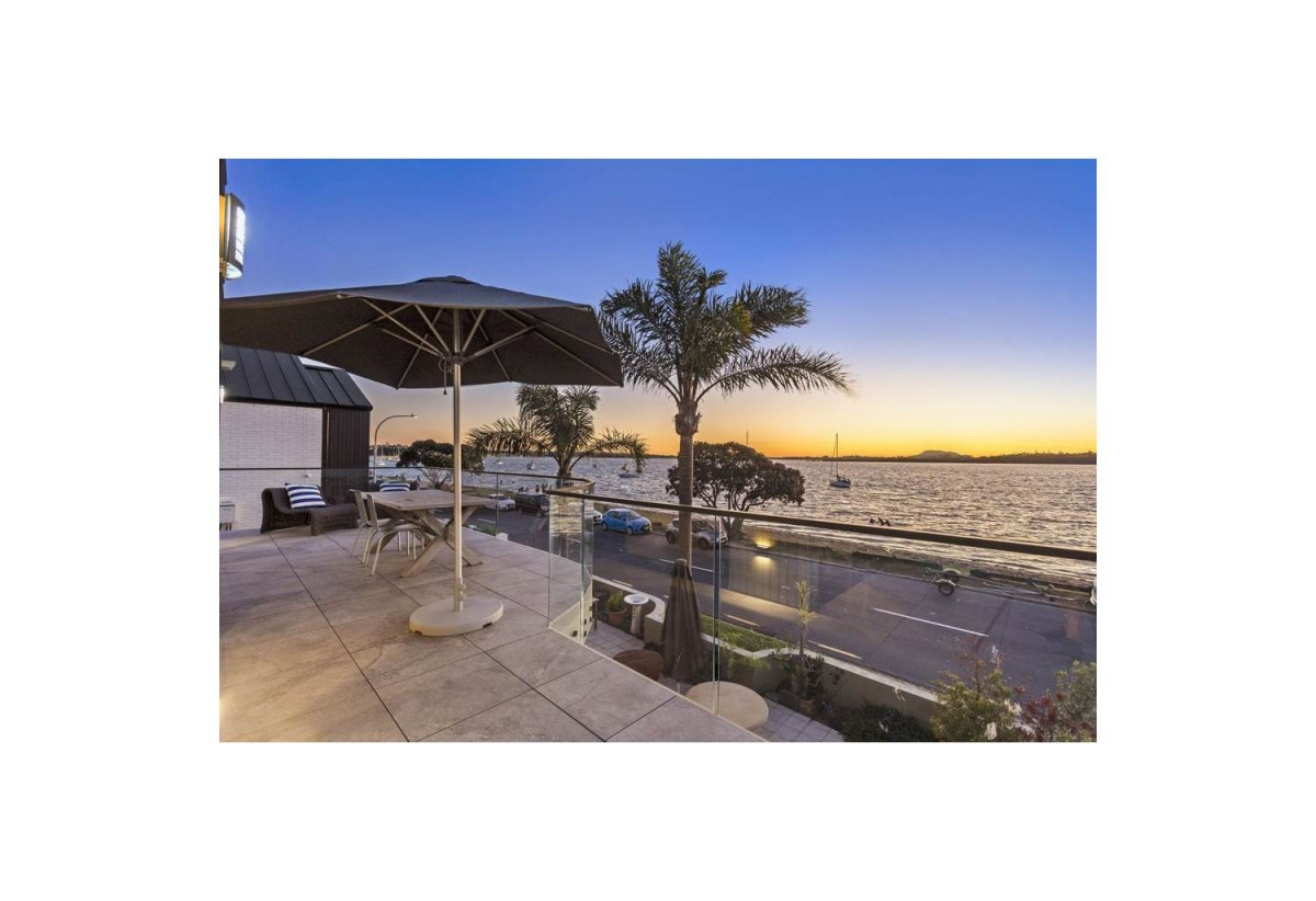 Macleans College zone, 4 beds 3 baths house with double garage and backyard parking space, Waterfront living, 0.8 km to Bucklands Beach Primary School, 2.4 km to Bucklands Beach Intermediate, 2.5 km to Macleans College, 14 The Parade, Bucklands Beach, Auckland