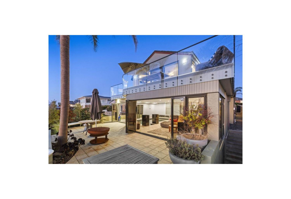 Macleans College zone, 4 beds 3 baths house with double garage and backyard parking space, Waterfront living, 0.8 km to Bucklands Beach Primary School, 2.4 km to Bucklands Beach Intermediate, 2.5 km to Macleans College, 14 The Parade, Bucklands Beach, Auckland