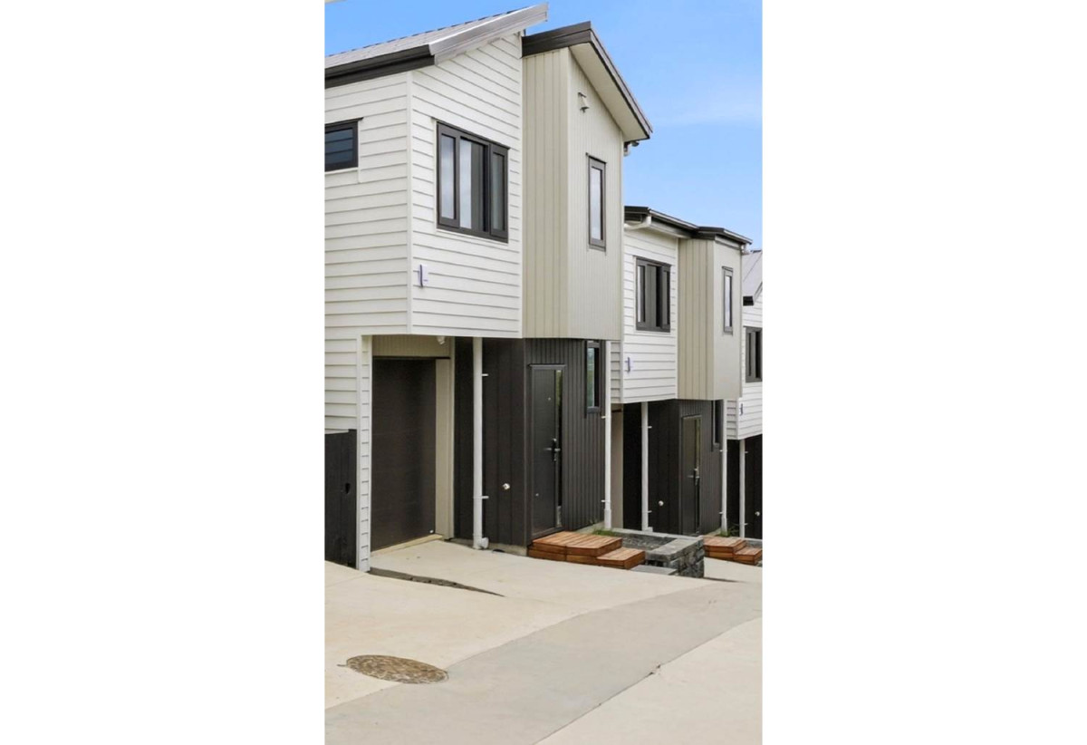 Brandnew standalone 4 beds 2.5 baths home with garage . minutes to schools, the picturesque Lloyd Elsmore Park, and the esteemed Pakuranga Golf Course. shopping centres, 1 km to Howick Intermediate, 1.4 km to Pakuranga College, Lot 2/88 Bradbury Road, Highland Park, Auckland