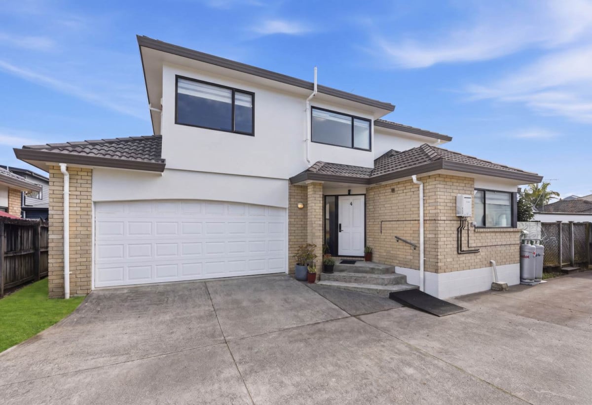 160m2 3 beds 2.5 baths house with double garage, with Howick Domain, Owairoa Primary School, Howick Village, New World Howick, local cafés, shops and everyday amenities all close by, 4/96 Elliot Street, Howick, Auckland