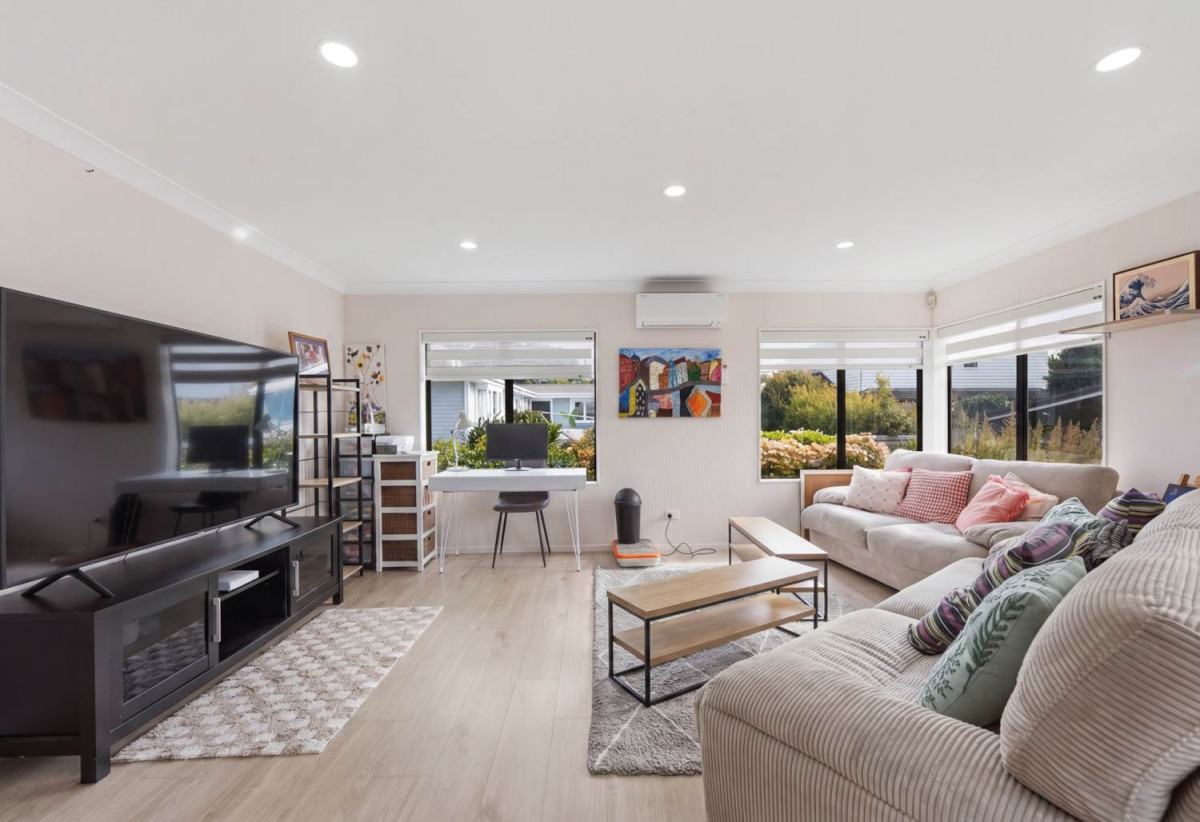 160m2 3 beds 2.5 baths house with double garage, with Howick Domain, Owairoa Primary School, Howick Village, New World Howick, local cafés, shops and everyday amenities all close by, 4/96 Elliot Street, Howick, Auckland