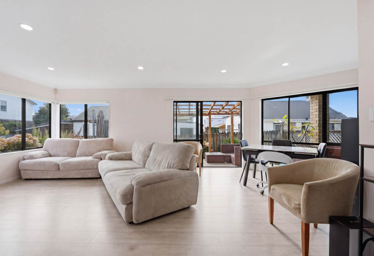 160m2 3 beds 2.5 baths house with double garage, with Howick Domain, Owairoa Primary School, Howick Village, New World Howick, local cafés, shops and everyday amenities all close by, 4/96 Elliot Street, Howick, Auckland