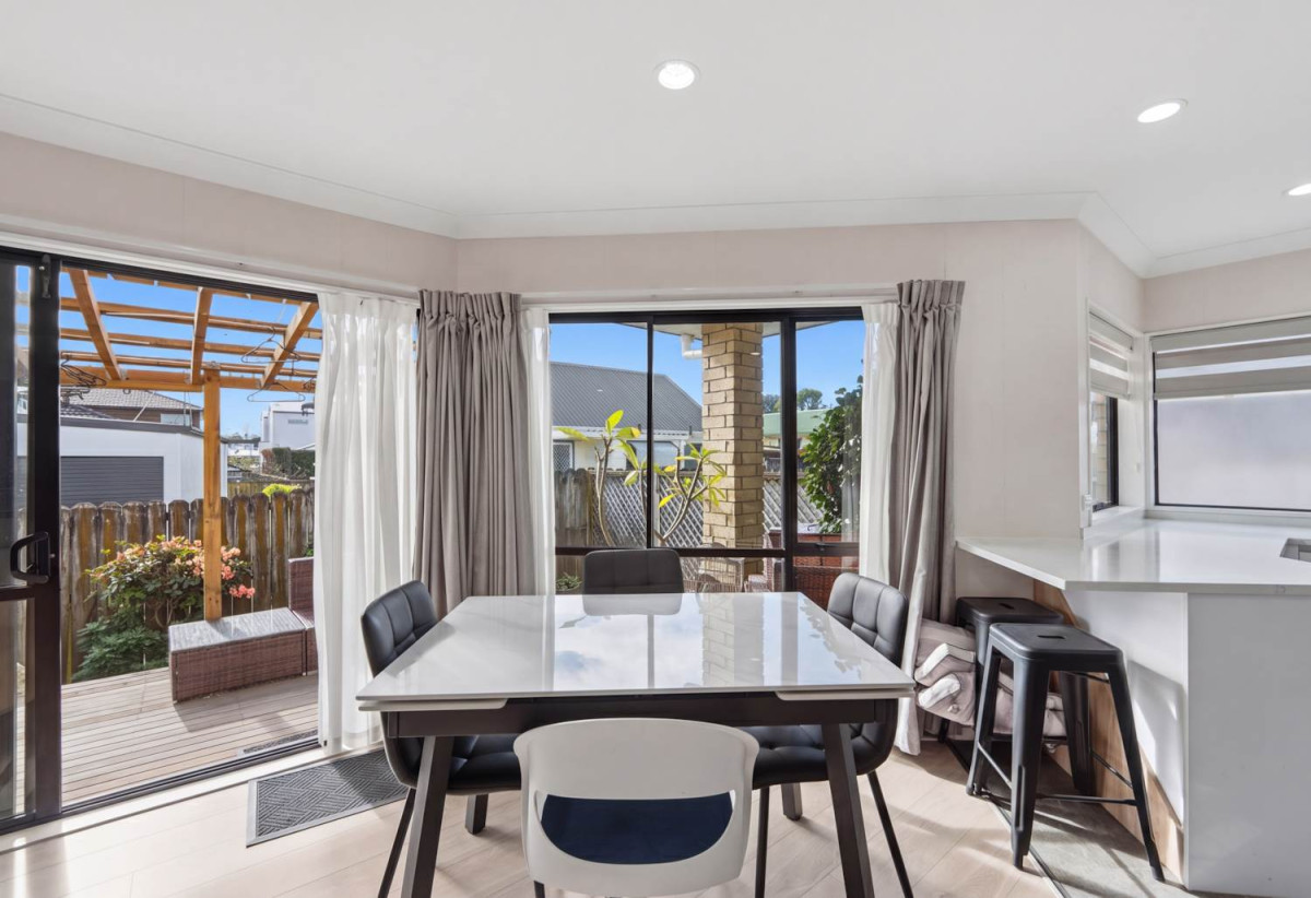160m2 3 beds 2.5 baths house with double garage, with Howick Domain, Owairoa Primary School, Howick Village, New World Howick, local cafés, shops and everyday amenities all close by, 4/96 Elliot Street, Howick, Auckland