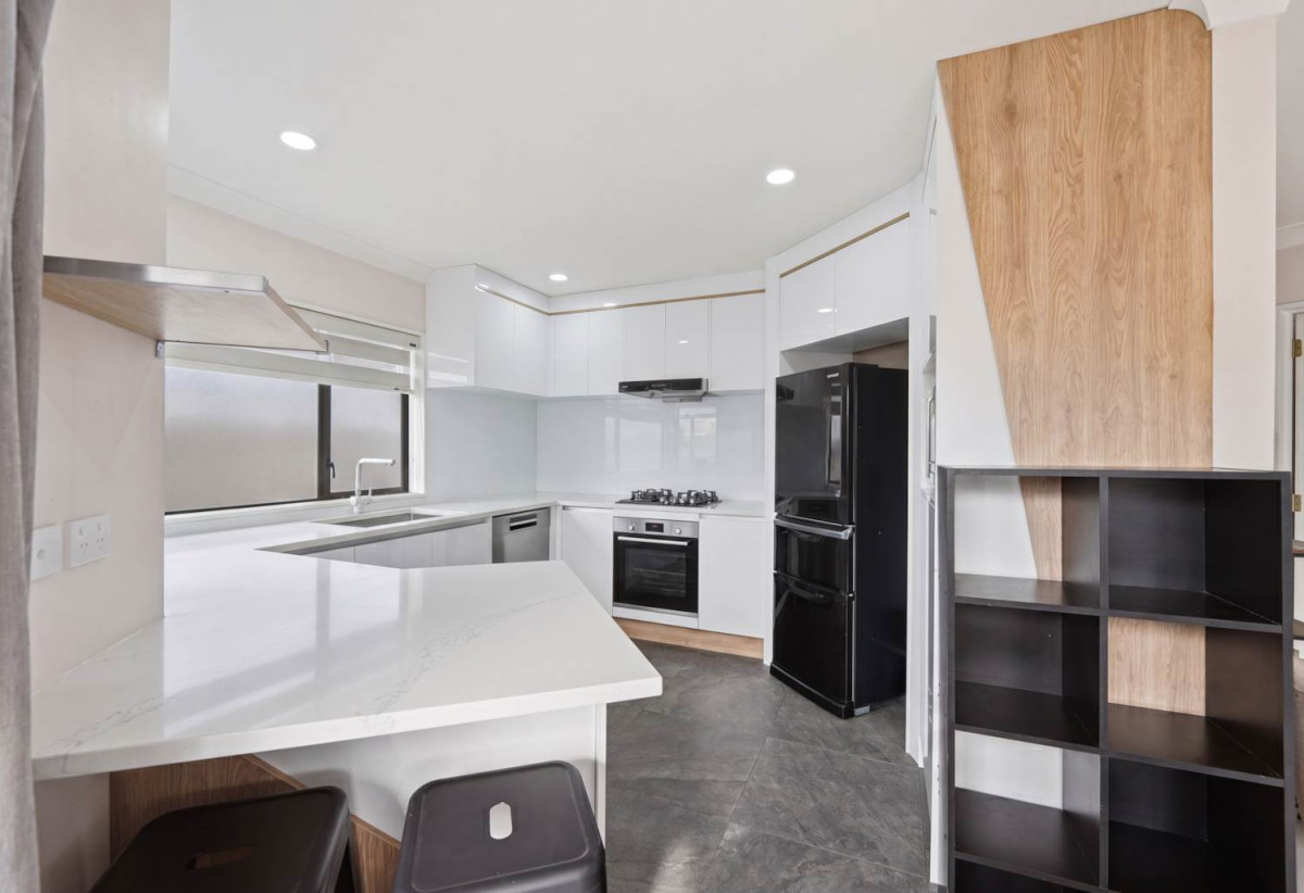 160m2 3 beds 2.5 baths house with double garage, with Howick Domain, Owairoa Primary School, Howick Village, New World Howick, local cafés, shops and everyday amenities all close by, 4/96 Elliot Street, Howick, Auckland