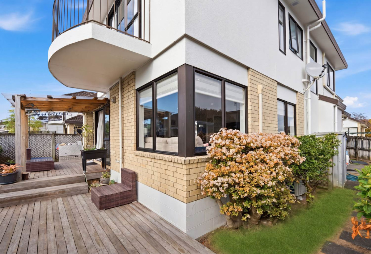 160m2 3 beds 2.5 baths house with double garage, with Howick Domain, Owairoa Primary School, Howick Village, New World Howick, local cafés, shops and everyday amenities all close by, 4/96 Elliot Street, Howick, Auckland