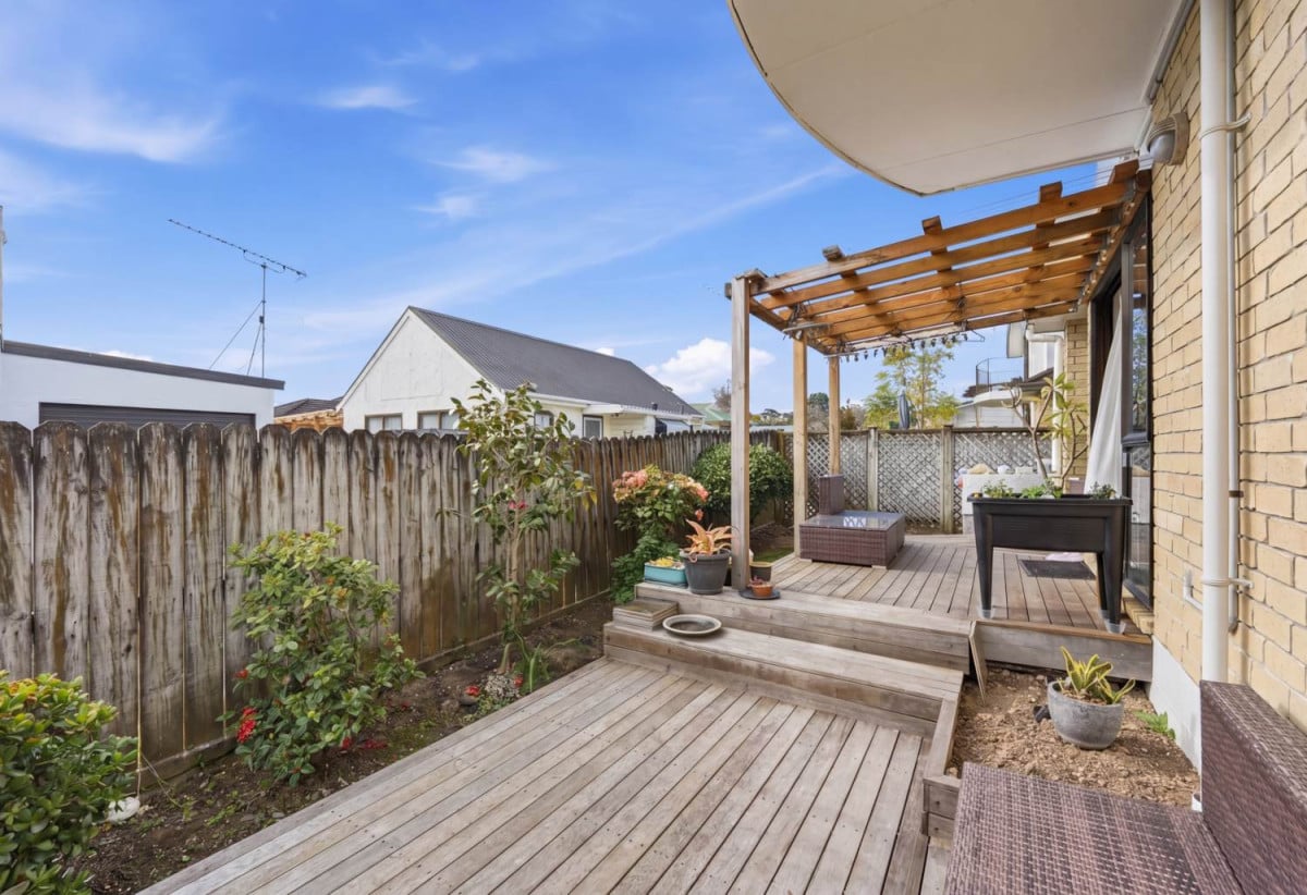 160m2 3 beds 2.5 baths house with double garage, with Howick Domain, Owairoa Primary School, Howick Village, New World Howick, local cafés, shops and everyday amenities all close by, 4/96 Elliot Street, Howick, Auckland