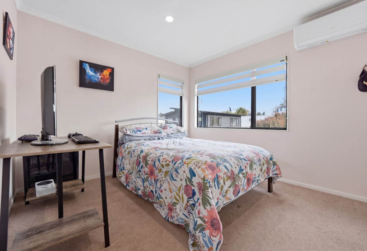 160m2 3 beds 2.5 baths house with double garage, with Howick Domain, Owairoa Primary School, Howick Village, New World Howick, local cafés, shops and everyday amenities all close by, 4/96 Elliot Street, Howick, Auckland