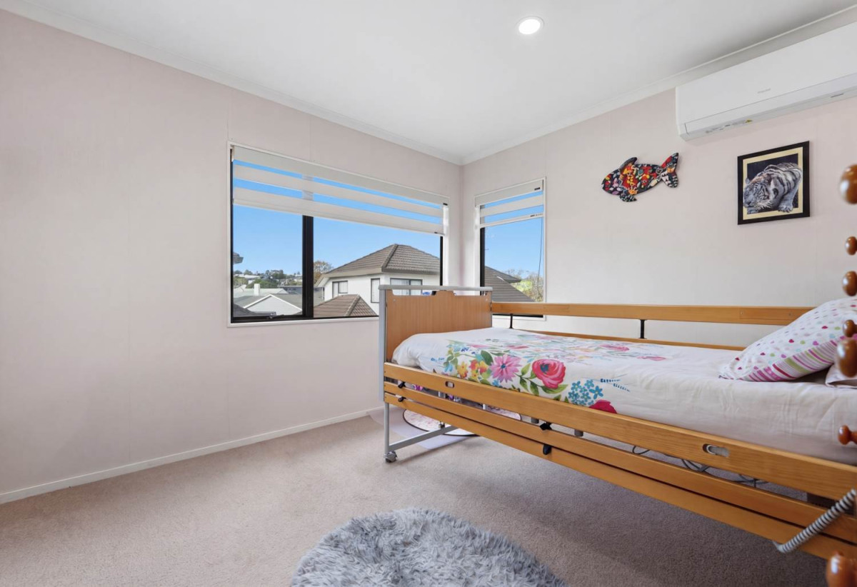 160m2 3 beds 2.5 baths house with double garage, with Howick Domain, Owairoa Primary School, Howick Village, New World Howick, local cafés, shops and everyday amenities all close by, 4/96 Elliot Street, Howick, Auckland
